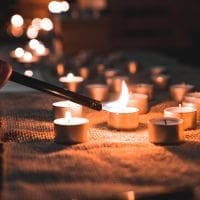 Comment préparer un autel pour honorer un être cher décédé